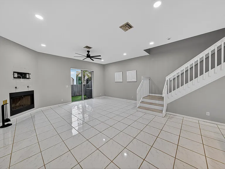835 NE 17th Way — Photo 8