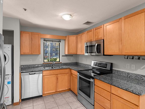 2nd image of 1010 NW Naito Pkwy APT M2