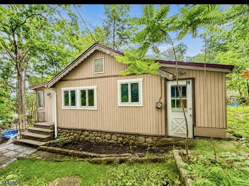 1st image of 29 Ferris Ln
