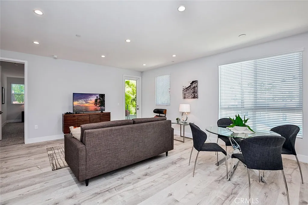3 bed, 1600 sqft, $4,495 — Photo 4