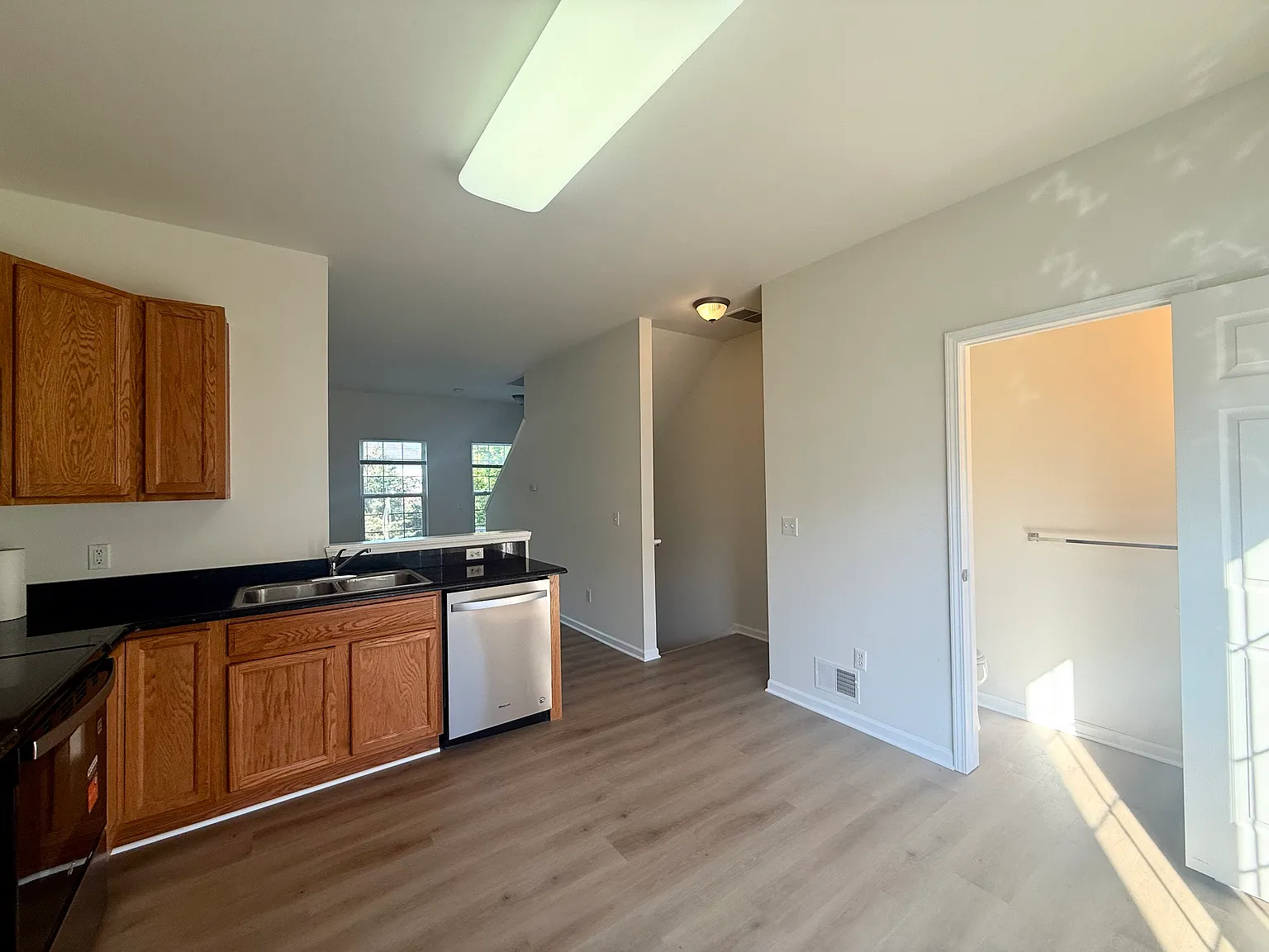 2 bed, 1.5 bath, 1039 sqft, $1,790 — Photo 4