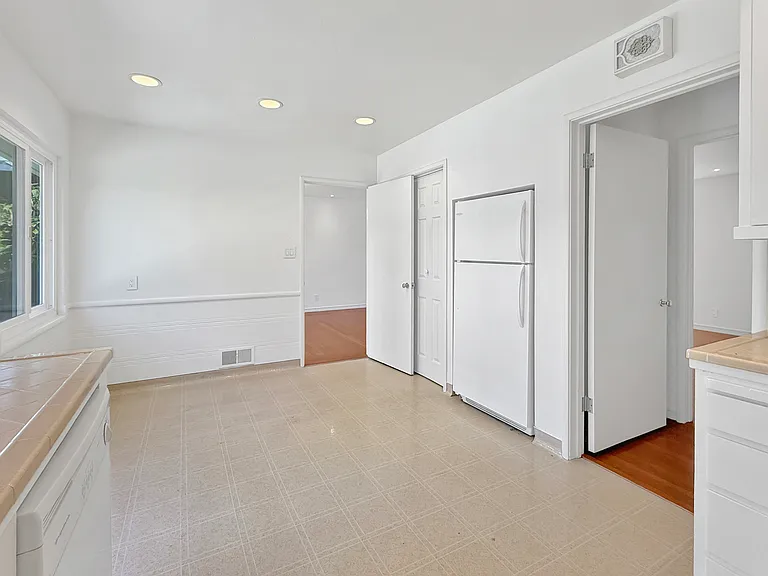 950 Olive St — Photo 30