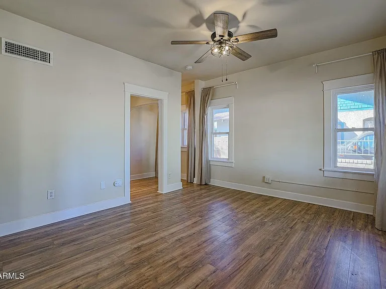 1005 E Moreland St — Photo 3
