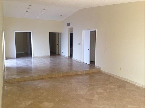 3rd image of 608 NE 195th St