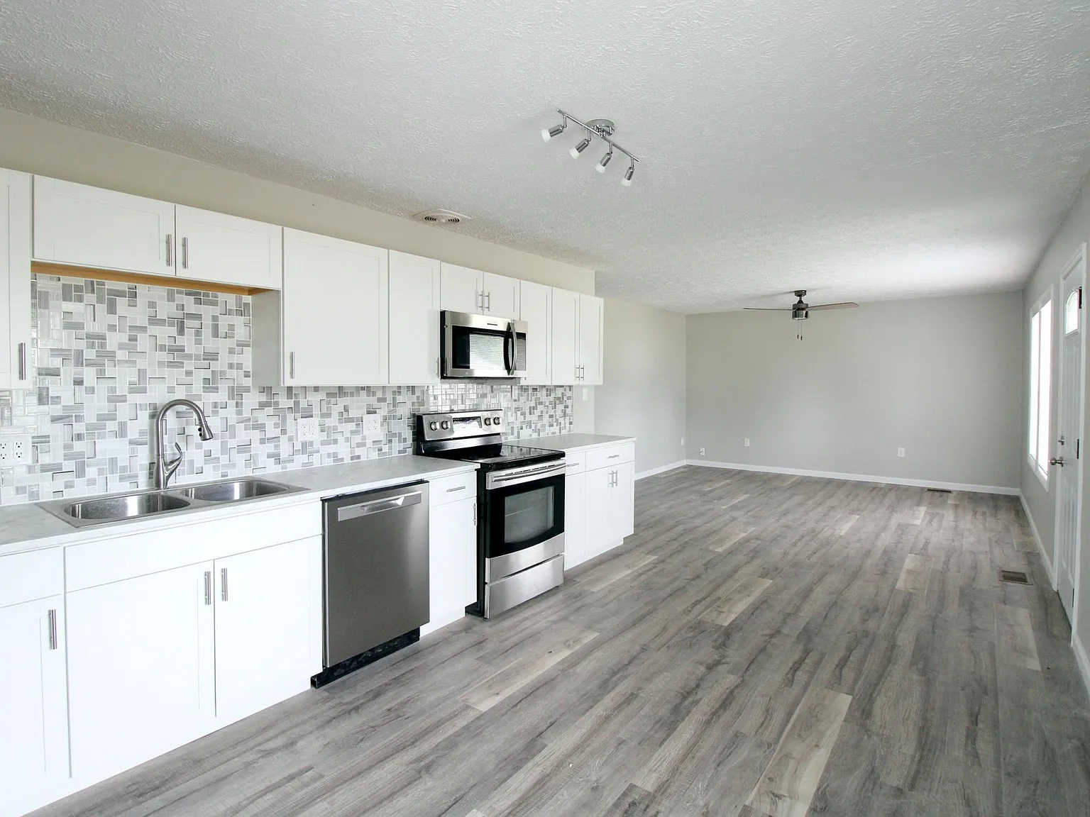 3 bed, 896 sqft, $1,395 — Photo 2