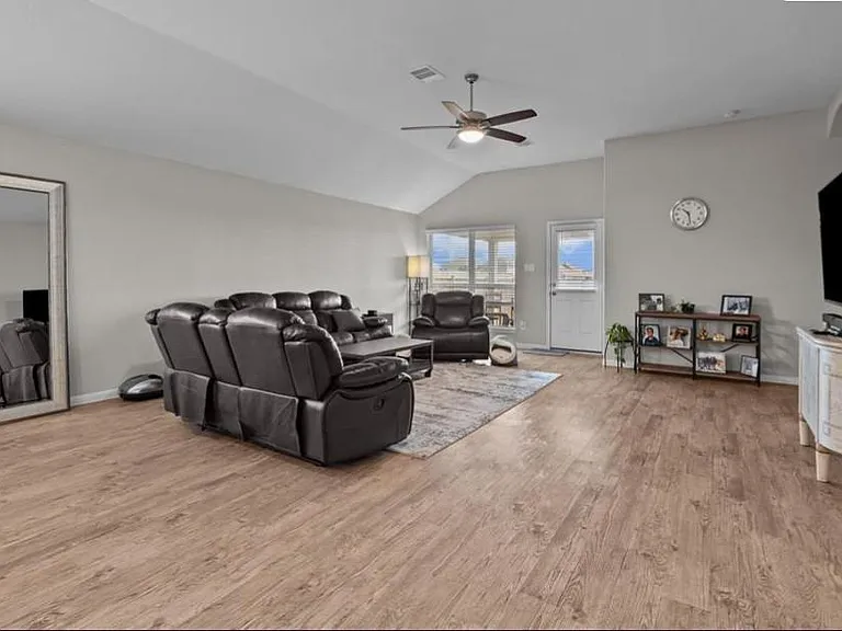 689 Forest Bend Ln — Photo 8