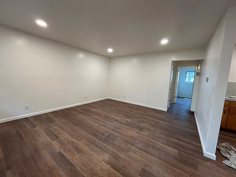 890 E 9th St — Photo 15