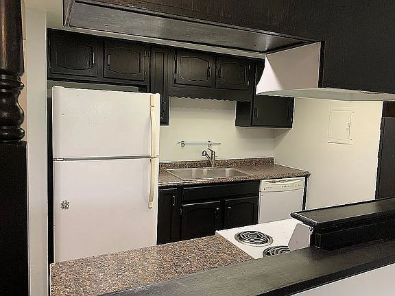 4th image of 1370 Estes St APT 305