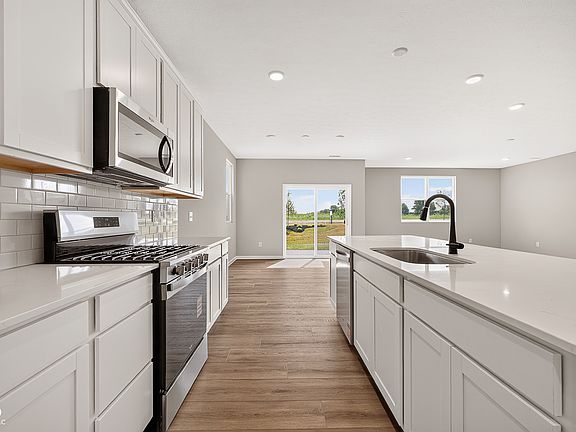 3rd image of 903 Sugarland Way