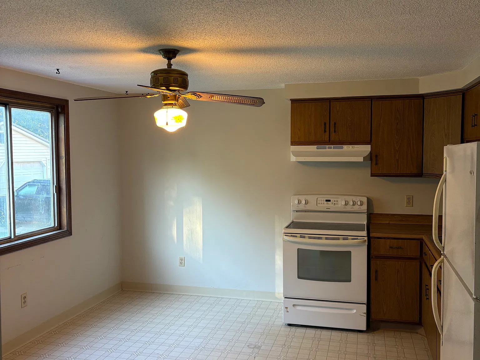 3 bed, 1.5 bath, 2000 sqft, $1,800 — Photo 2