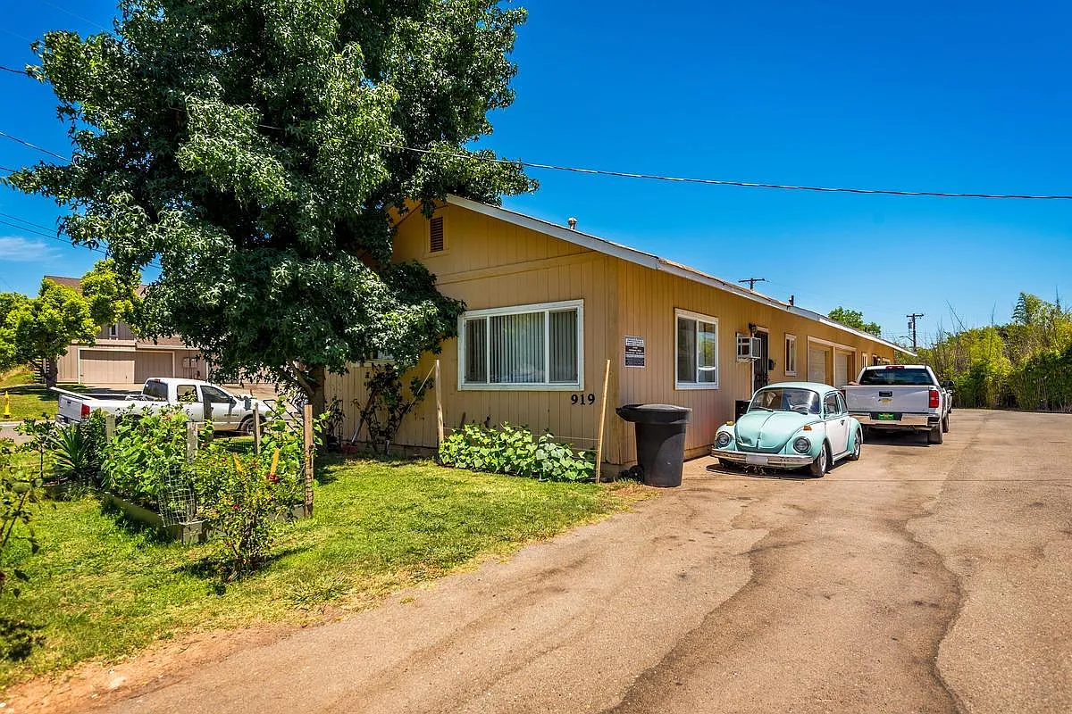919 Circuit Dr photo 1