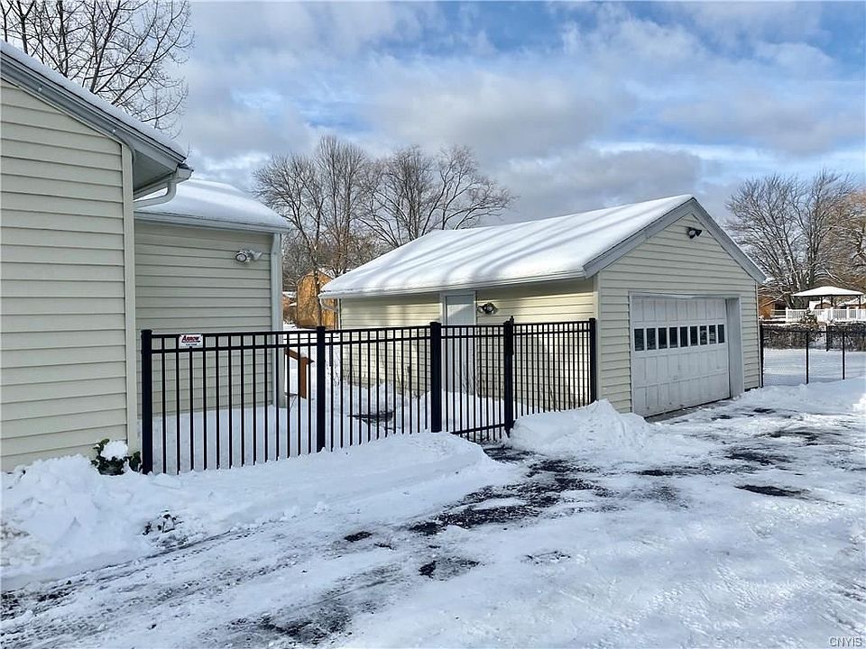 2nd image of 6053 Lakeshore Rd