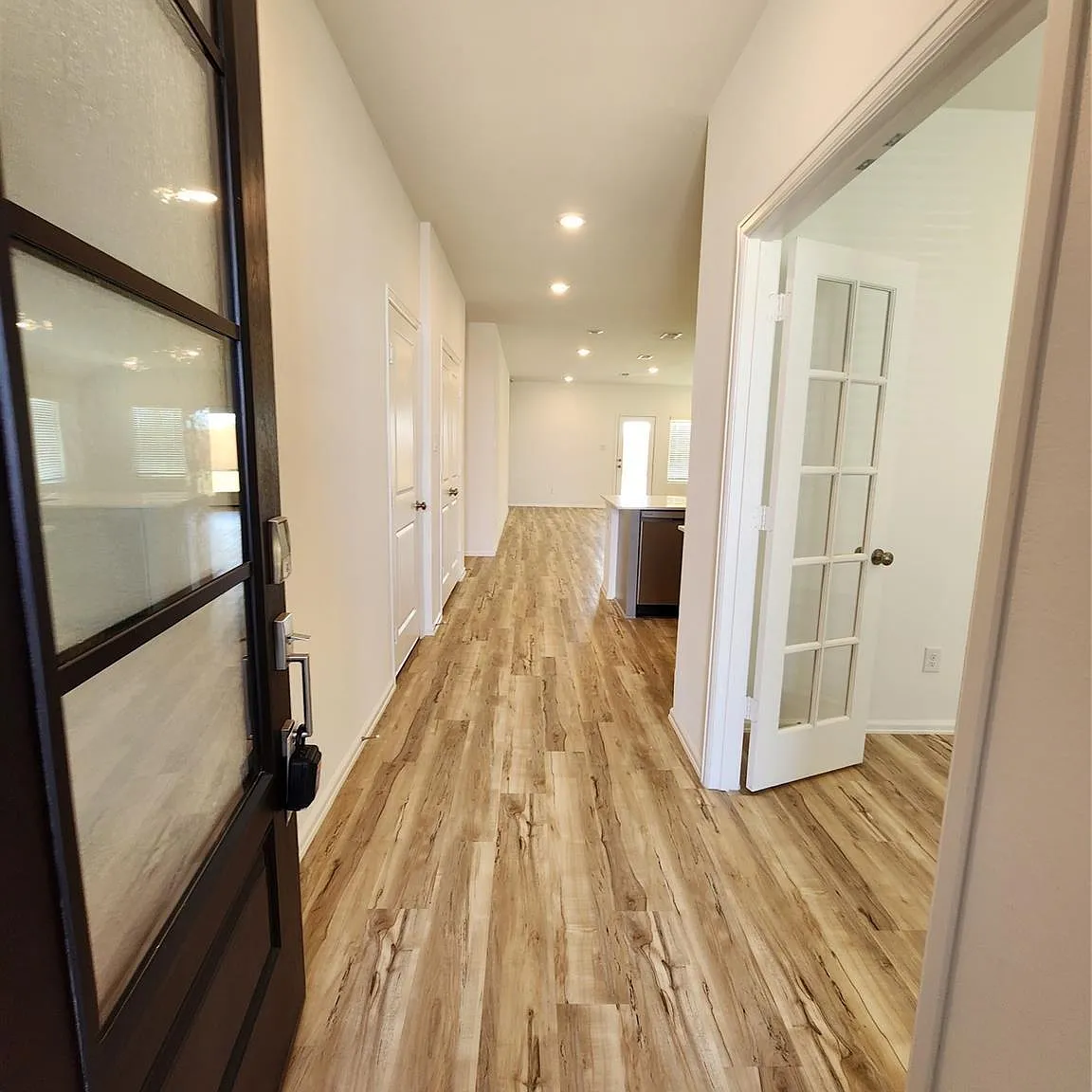 4 bed, 2.0 bath, 1975 sqft, $2,300 — Photo 3