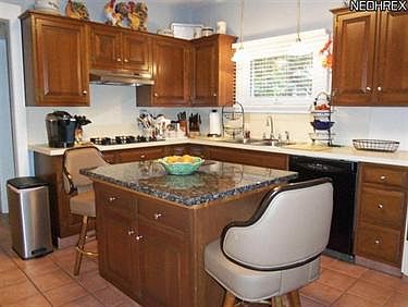 4th image of 610 Colonial Dr