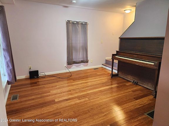 4th image of 601 Leslie St
