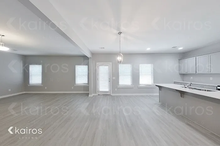 4 bed, 2.5 bath, 2160 sqft, $2,045 — Photo 3