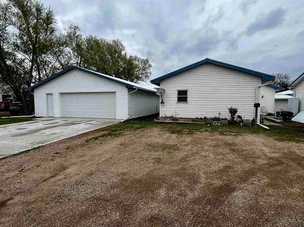 409 E Rose St, Elk Point, SD 57025