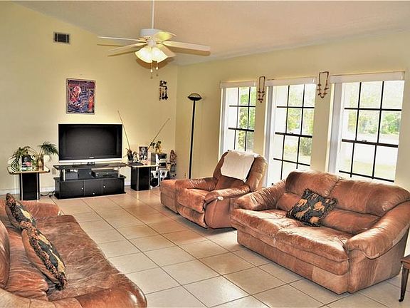 3rd image of 1048 Pioneer Dr