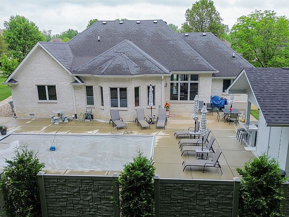 2nd image of 735 Willow Pointe South Dr
