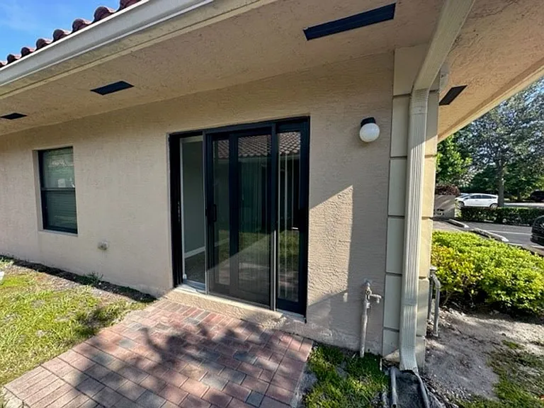 1035 NE 10th Ave — Photo 27