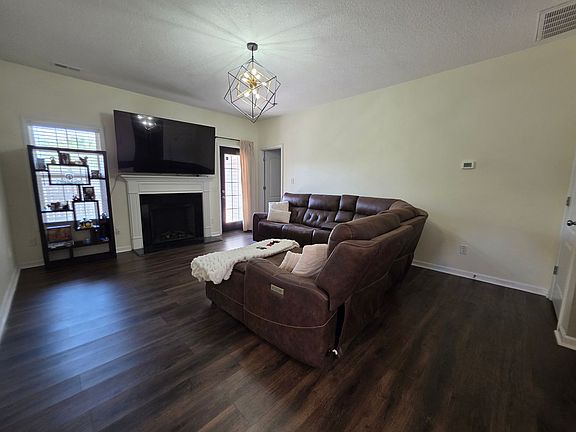 4th image of 702 Appling Ct