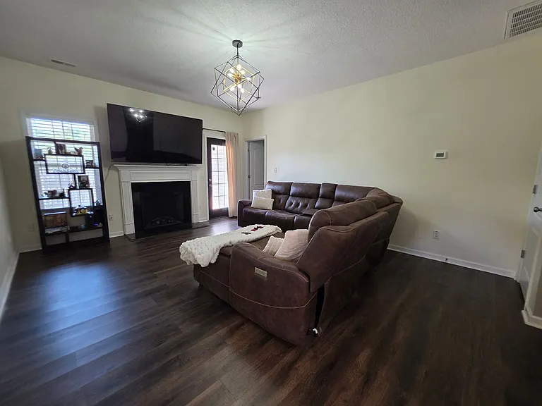 702 Appling Ct — Photo 4