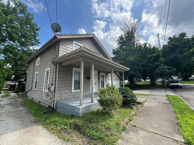 3 bed, 1.5 bath, 900 sqft, $1,350 — Photo 3