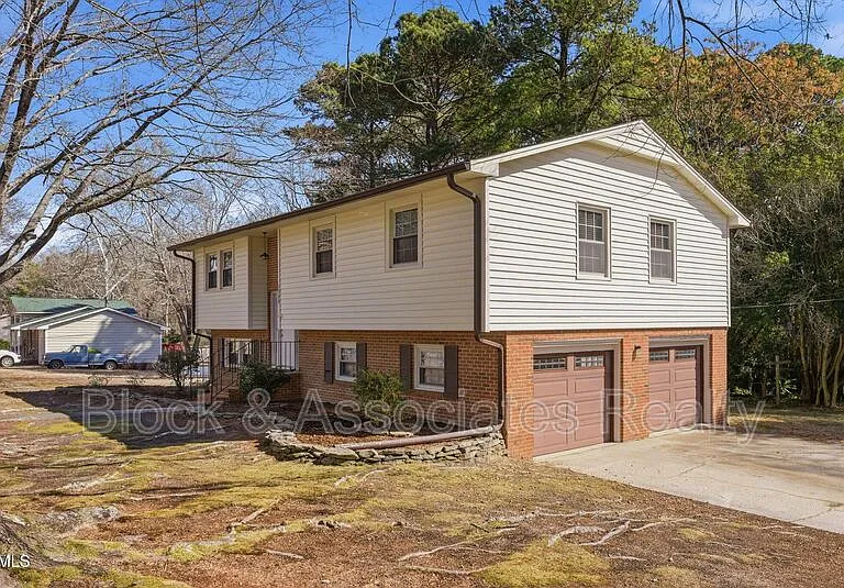 1200 Boxwood Ln — Photo 3