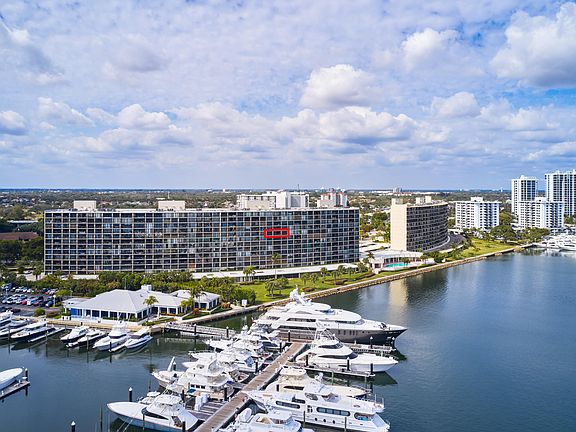 2nd image of 124 Lakeshore Drive #829