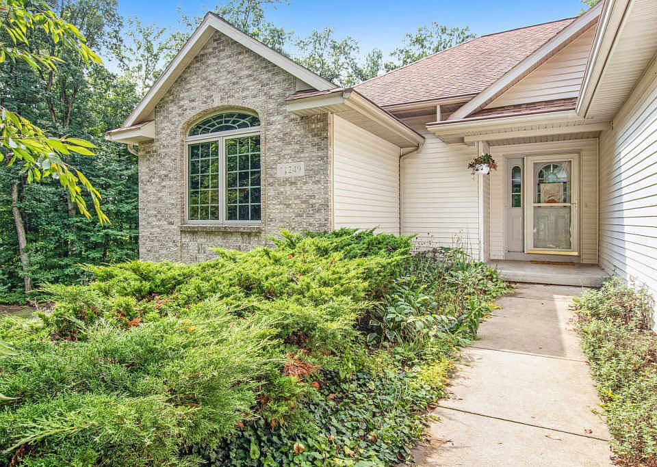11249 Wild Pond Dr NE Rockford MI Zillow