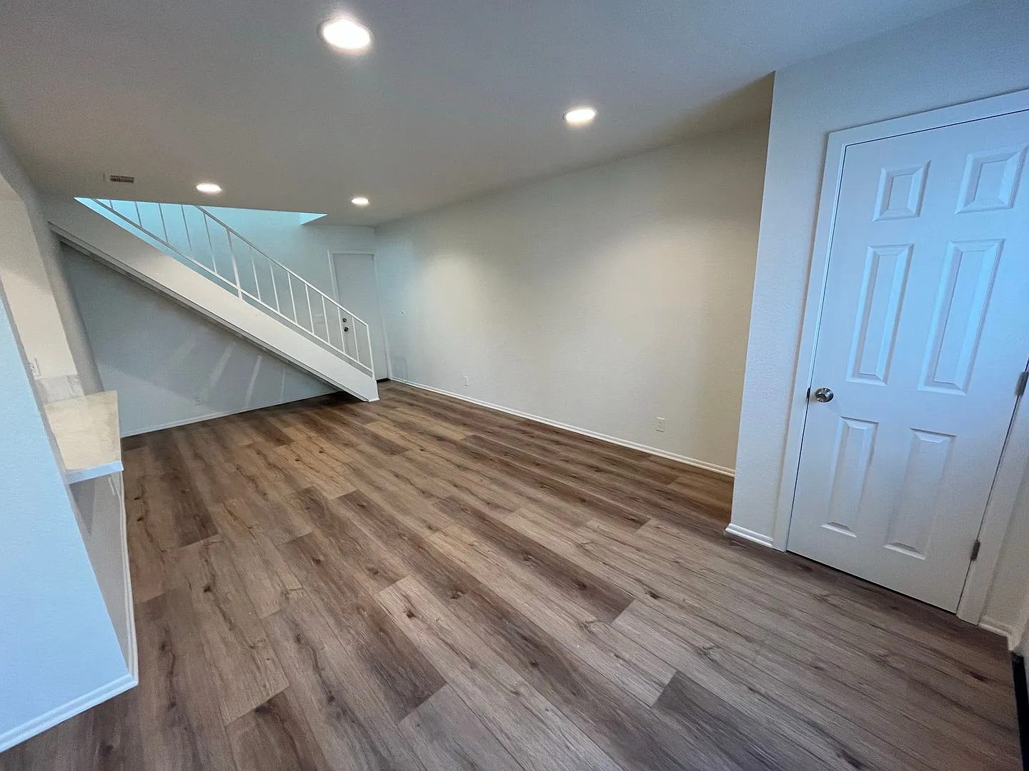 2522 Elden Ave — Photo 4
