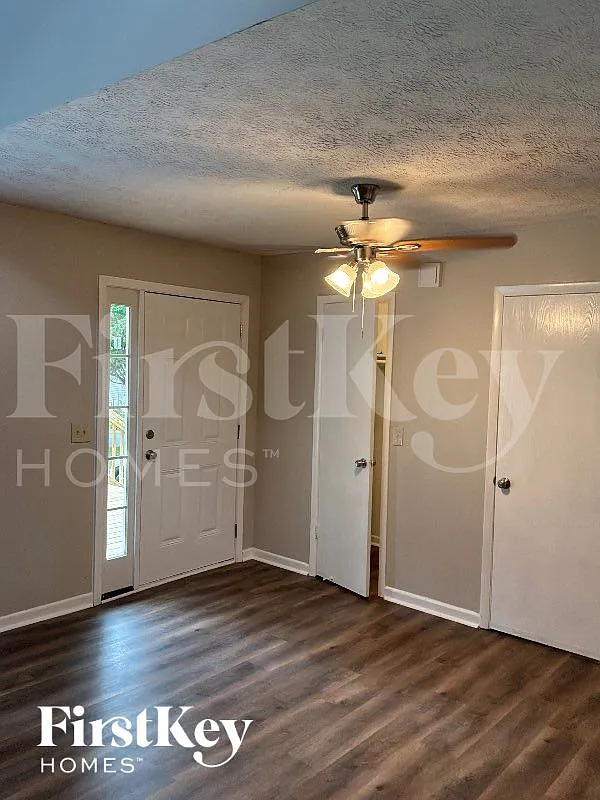 4 bed, 2.0 bath, 1900 sqft, $2,305 — Photo 3