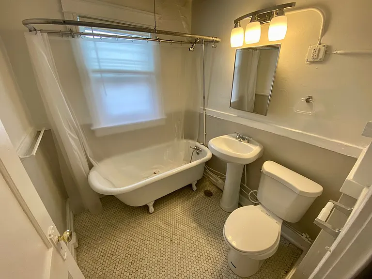 Valentine Place Apartments — Photo 28