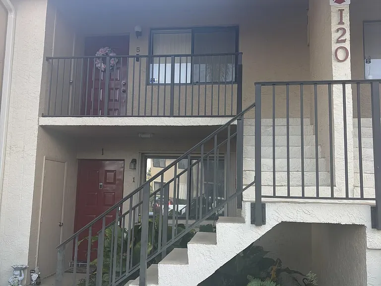 110 SE 7th St #5 — Photo 2