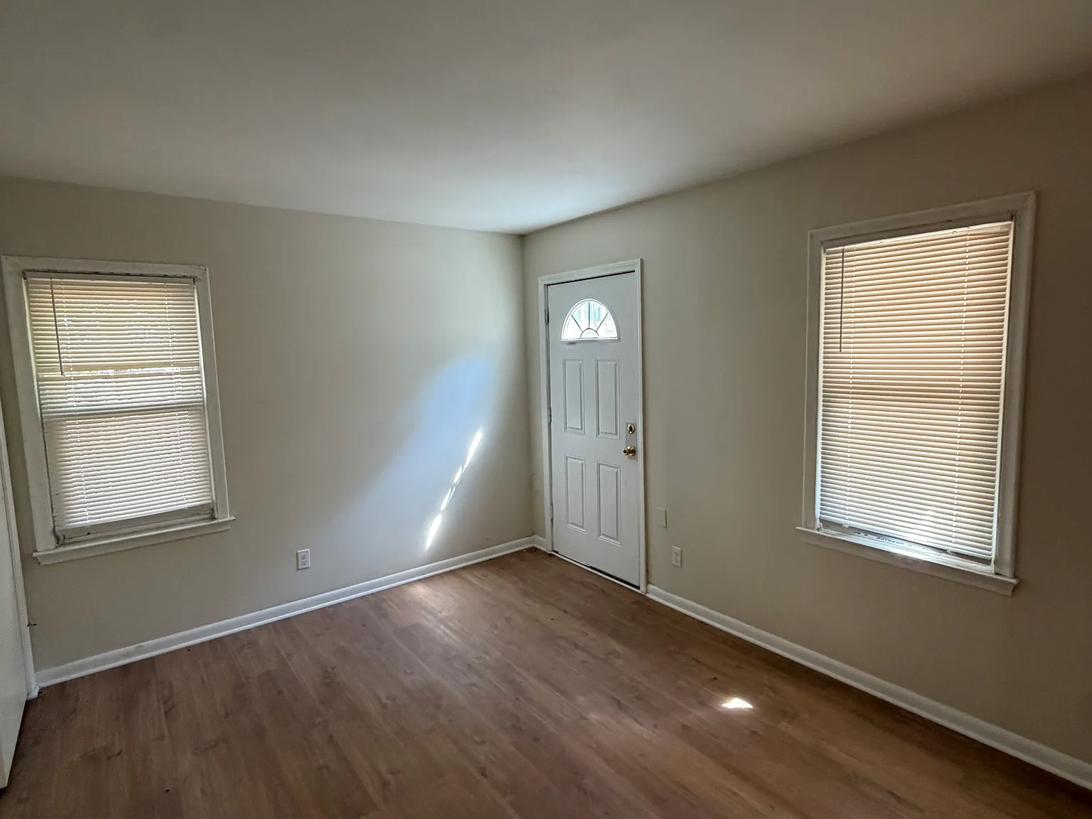 5 bed, 1300 sqft, $1,750 — Photo 4