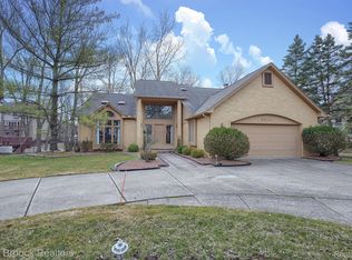 5269 Pond Bluff Dr, West Bloomfield, MI 48323