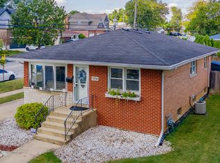 5936 W 97th St, Oak Lawn, IL 60453
