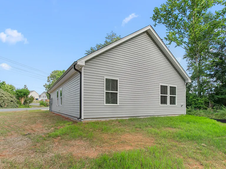 687 N Manning Ave — Photo 31
