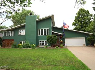 1402 Rider Rd, Grand Forks, ND 58201