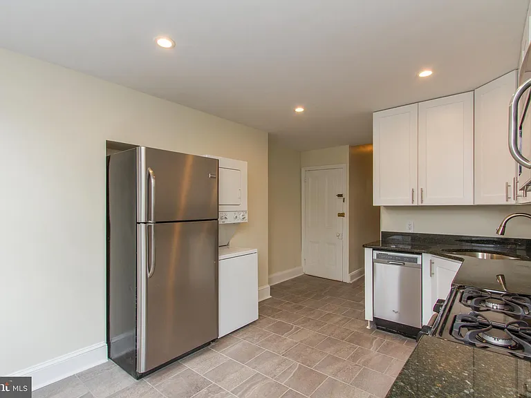 2207 Catharine St #2 — Photo 8