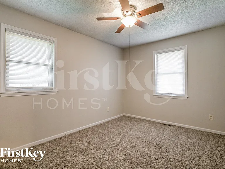 606 NE Park Cir — Photo 11