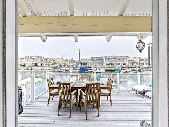 Outdoor patio dining on deck. Umbrella and Propane BBQ included.