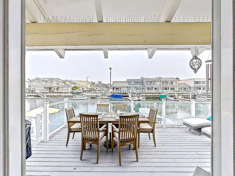 Outdoor patio dining on deck. Umbrella and Propane BBQ included.