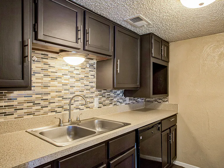 Highlands Creek Apartments — Photo 21