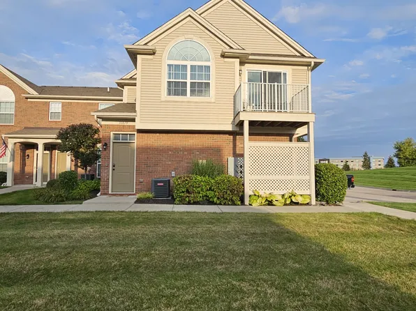 51879 E Pointe Ln, Chesterfield, MI 48051