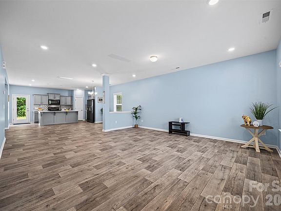 5th image of 10210 Holly Park Dr