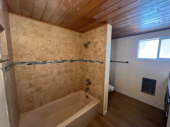 Main floor full bathroom
