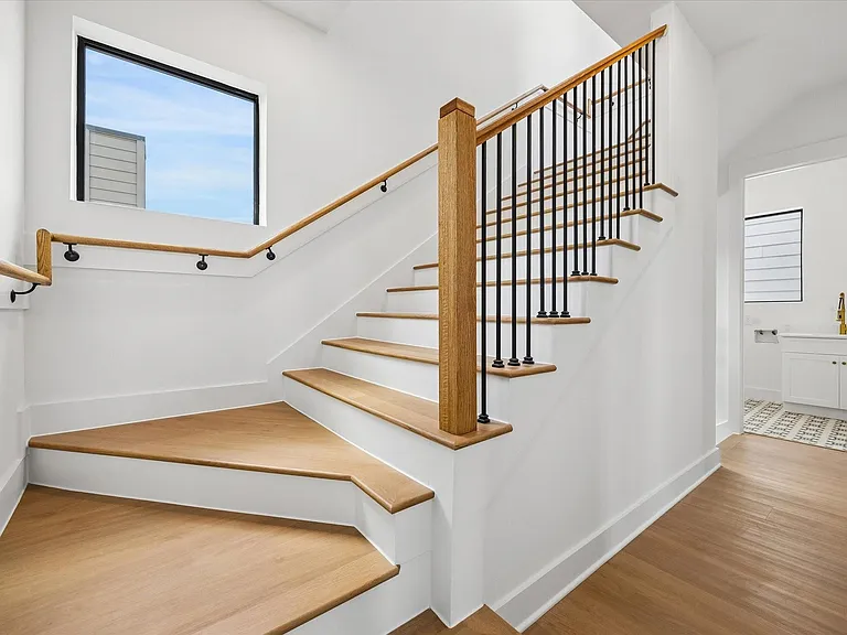 1325 W 22nd St — Photo 15