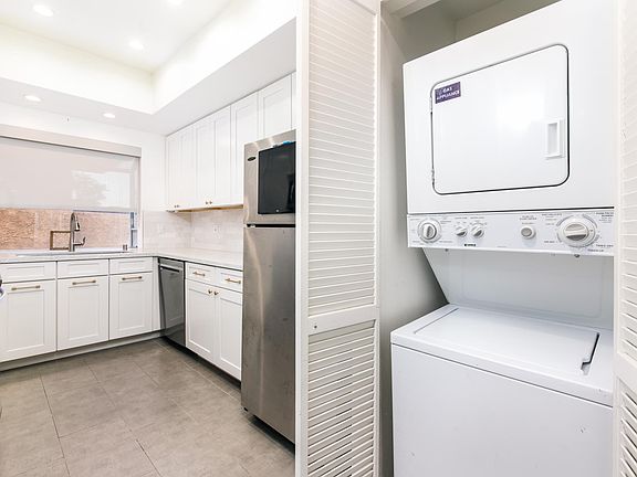 5th image of 810 S Lucerne Blvd APT 201