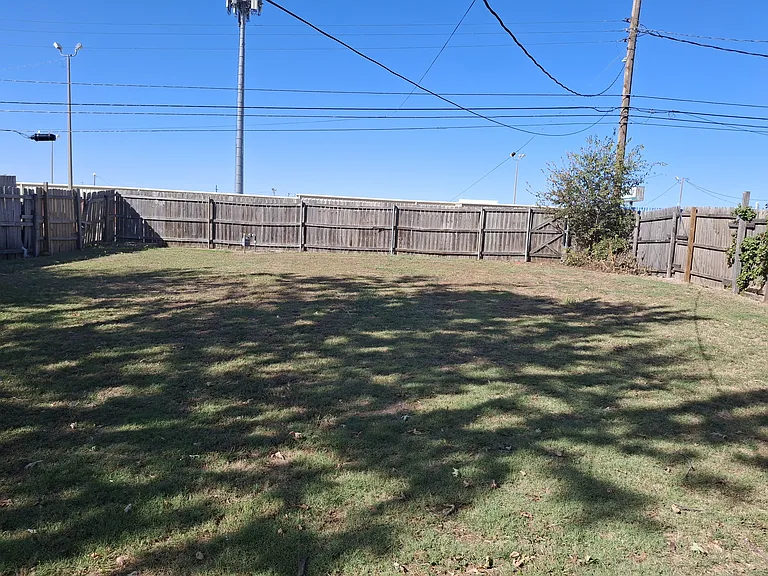 908 NW 20th St — Photo 11